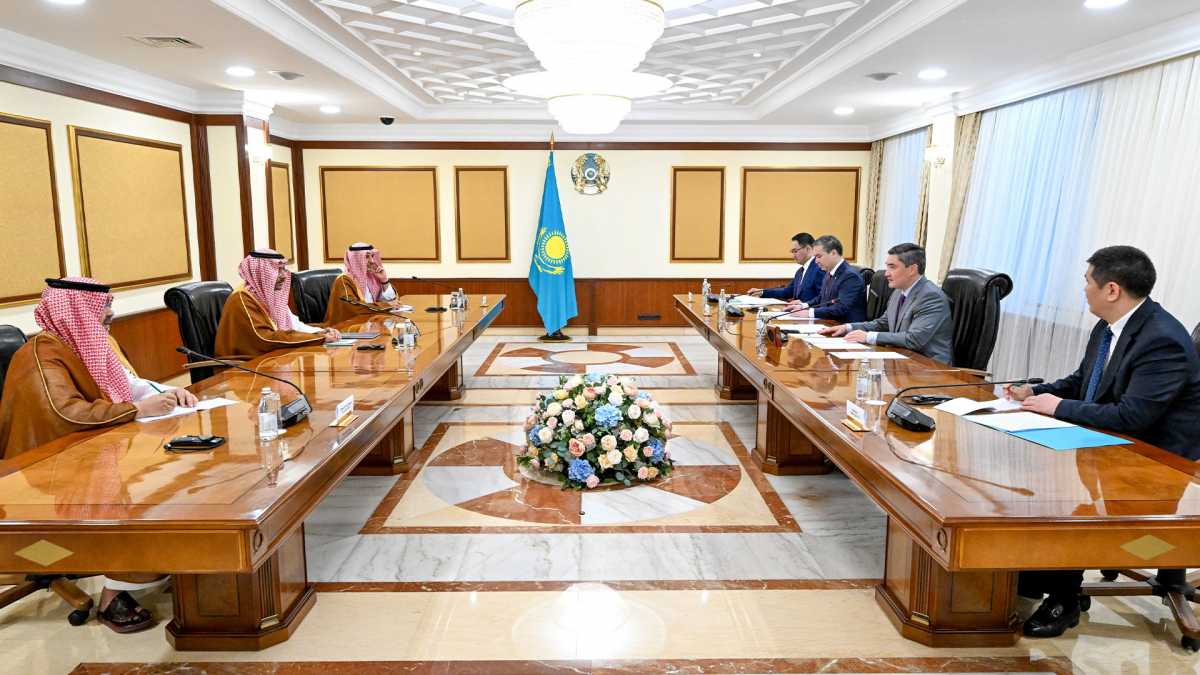 Олжас Бектенов Сауд Арабиясының өнеркәсіп және минералдық ресурстар министрі Бандар әл-Хураифпен кездесті