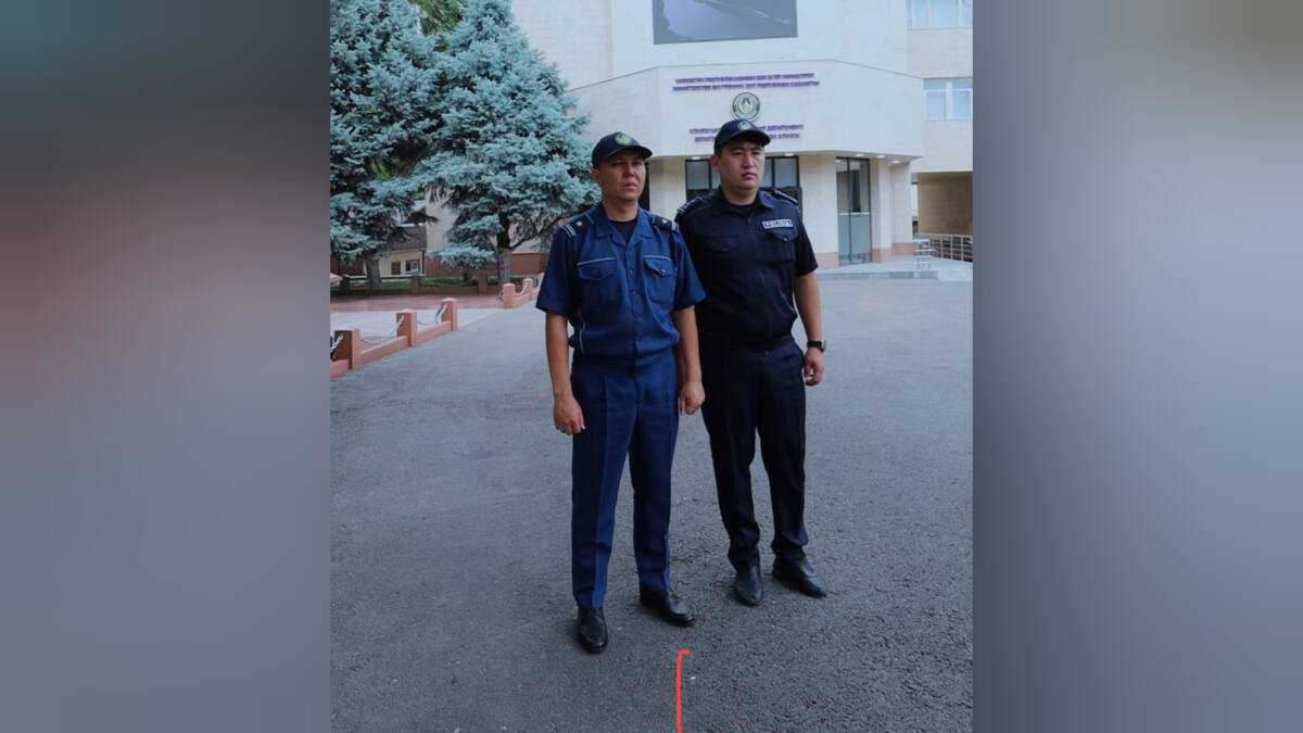 Алматыда полиция қызметкерлері азаматтың өмірін сақтап қалды