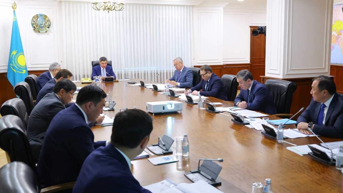 Олжас Бектенов экономиканың өсімін қамтамасыз ету мәселесі бойынша кеңес өткізді