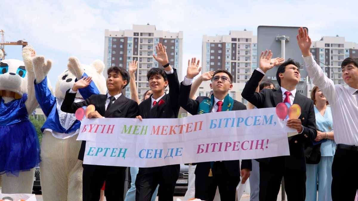 Астаналық түлектер қайырымдылық акциясын ұйымдастырды