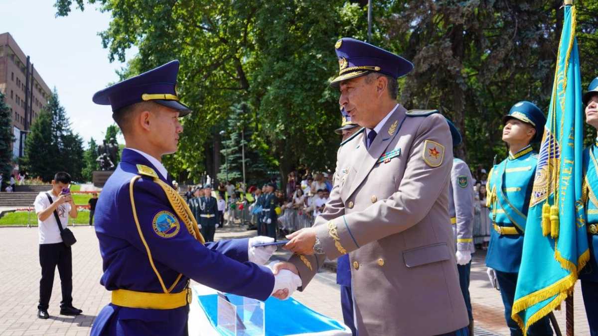 Алматыдағы Радиоэлектроника және байланыс әскери-инженерлік институтын 25-ші мерейтойлық түлектер бітірді
