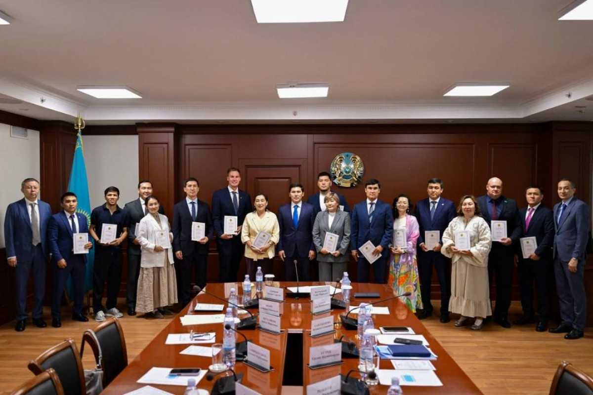 Ербол Мырзабосынов танымал спортшылар мен туризм саласының өкілдеріне жаңа Конституцияның арнайы басылымын табыстады
