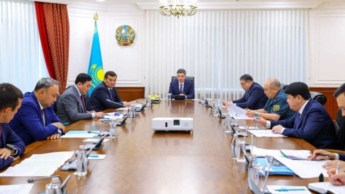 Олжас Бектенов ЖЖМ нарығындағы ахуал бойынша жиын өткізді