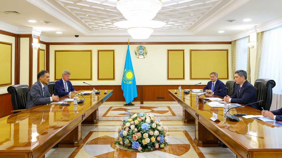 Олжас Бектенов Аризона университетінің президенті Суреш Гаримелламен кездесті