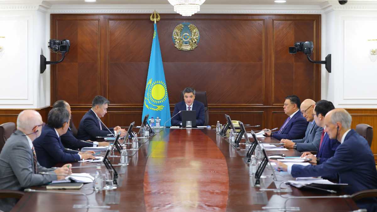 Олжас Бектенов Алатау қаласы кеңесінің отырысын өткізді
