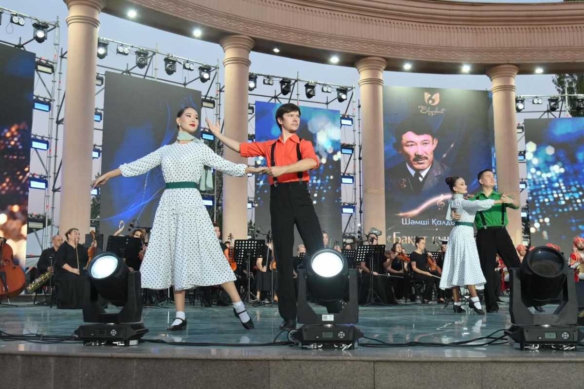 Шымкентте Шәмші Қалдаяқовтың туған күніне орай «Бақыт құшағында» атты гала-концерт өтті