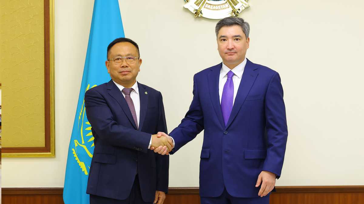Олжас Бектенов Hunan Junxin Environmental Protection  басшысы Дай Даогомен қалдықтарды кәдеге жарату мәселесін талқылады