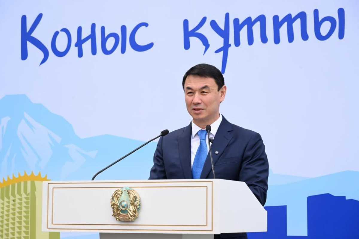 Алматы әкімі Дархан Сатыбалды жаңа пәтер иелеріне баспана кілтін табыстады