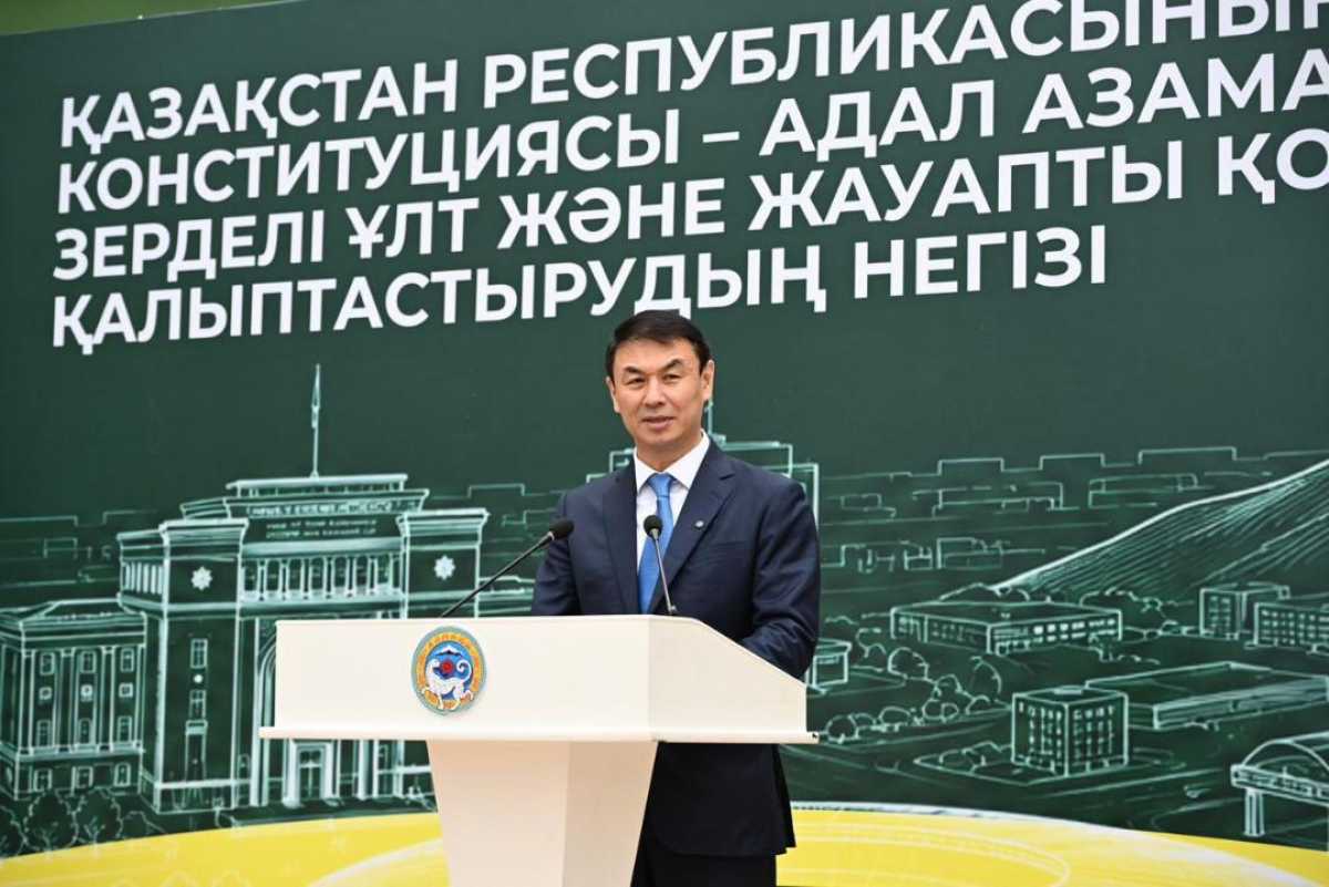 Алматы әкімі оқушыларды Білім күнімен құттықтады