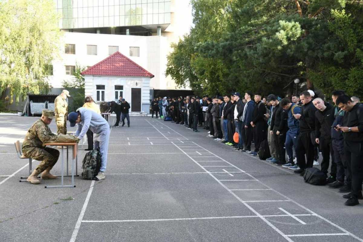 Астанада жүздеген әскери міндетті оқу-жаттығу жиынына шақырылды