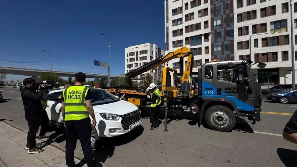 Астанада жүргізушілерге көлікті қауіпсіз тоқтату және тұраққа қою ережелері ескертілді