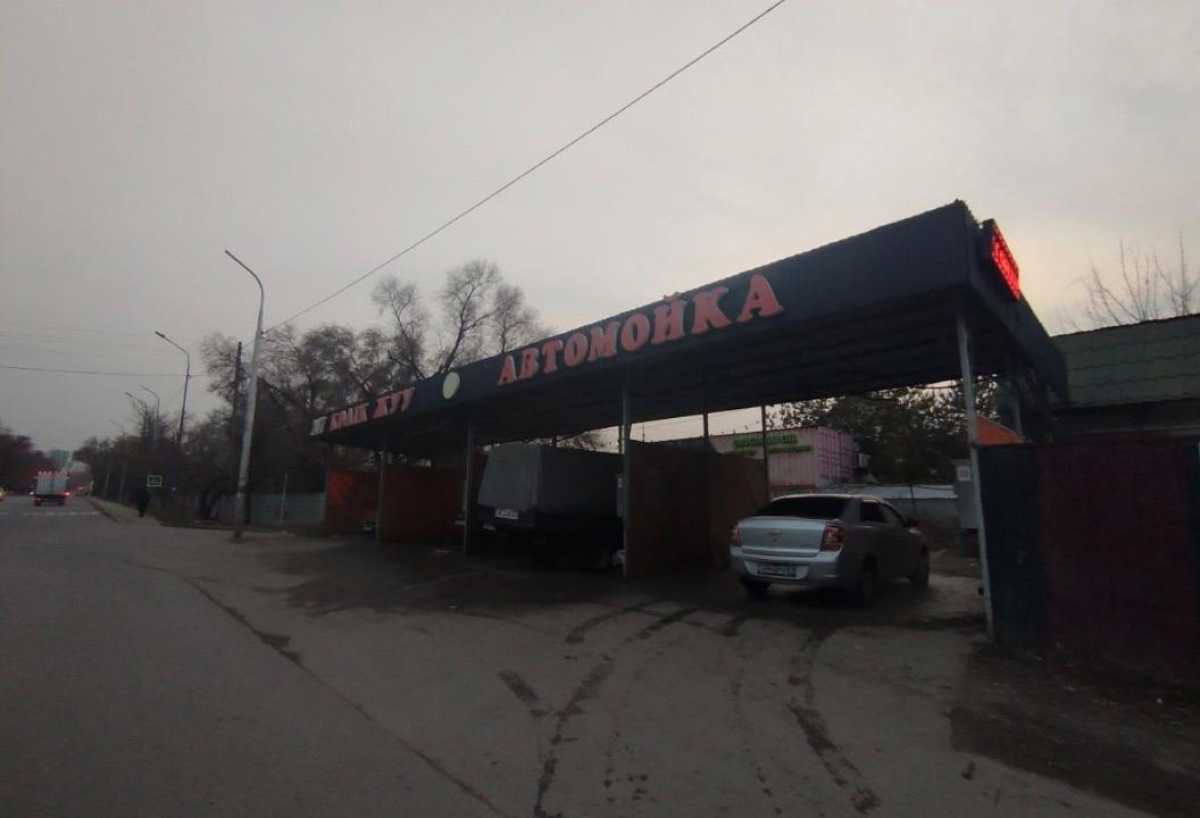 Алматыда заңсыз салынған автокөлік жуу орны бұзылды