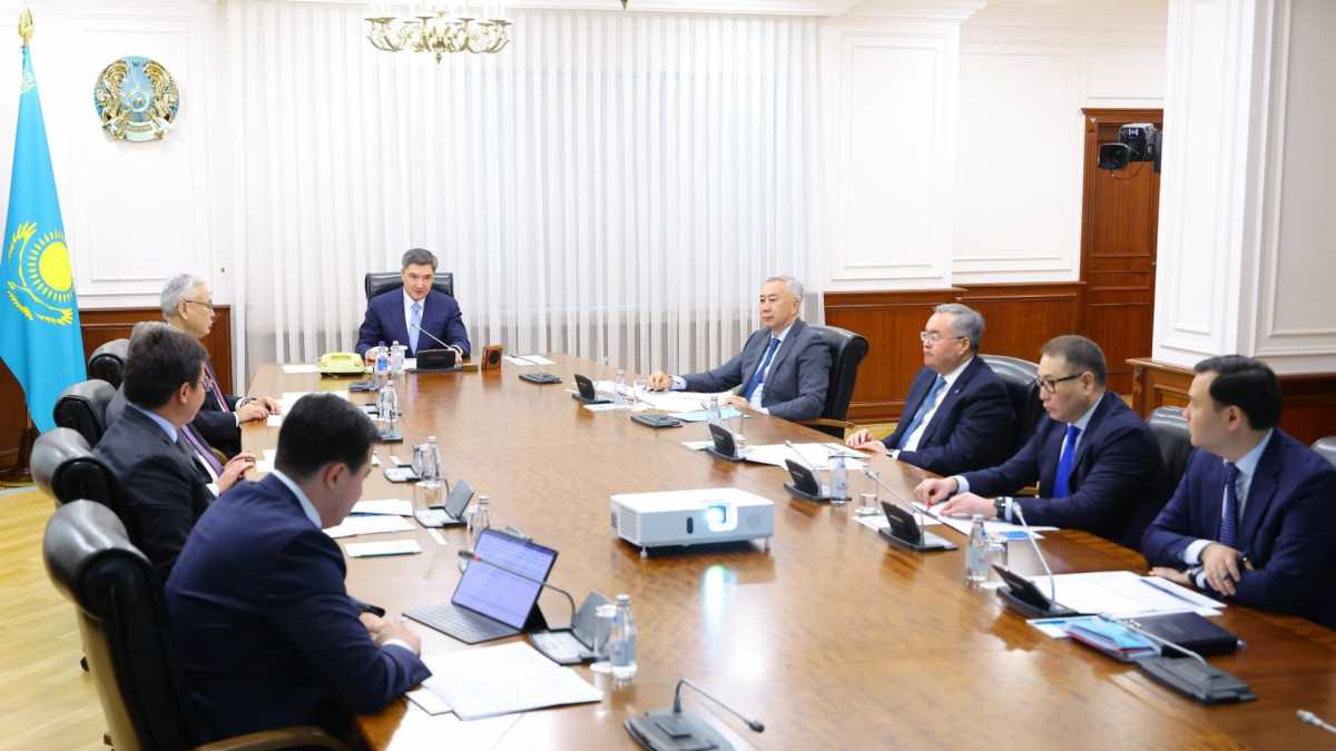 Олжас Бектенов инвестиция тарту жүйесін жетілдіру мәселелері жөнінде кеңес өткізді