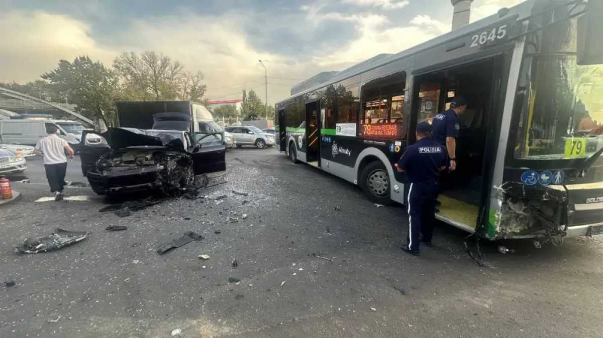 Porsche автобуспен соқтығысты: Алматыда ірі жол апаты болды