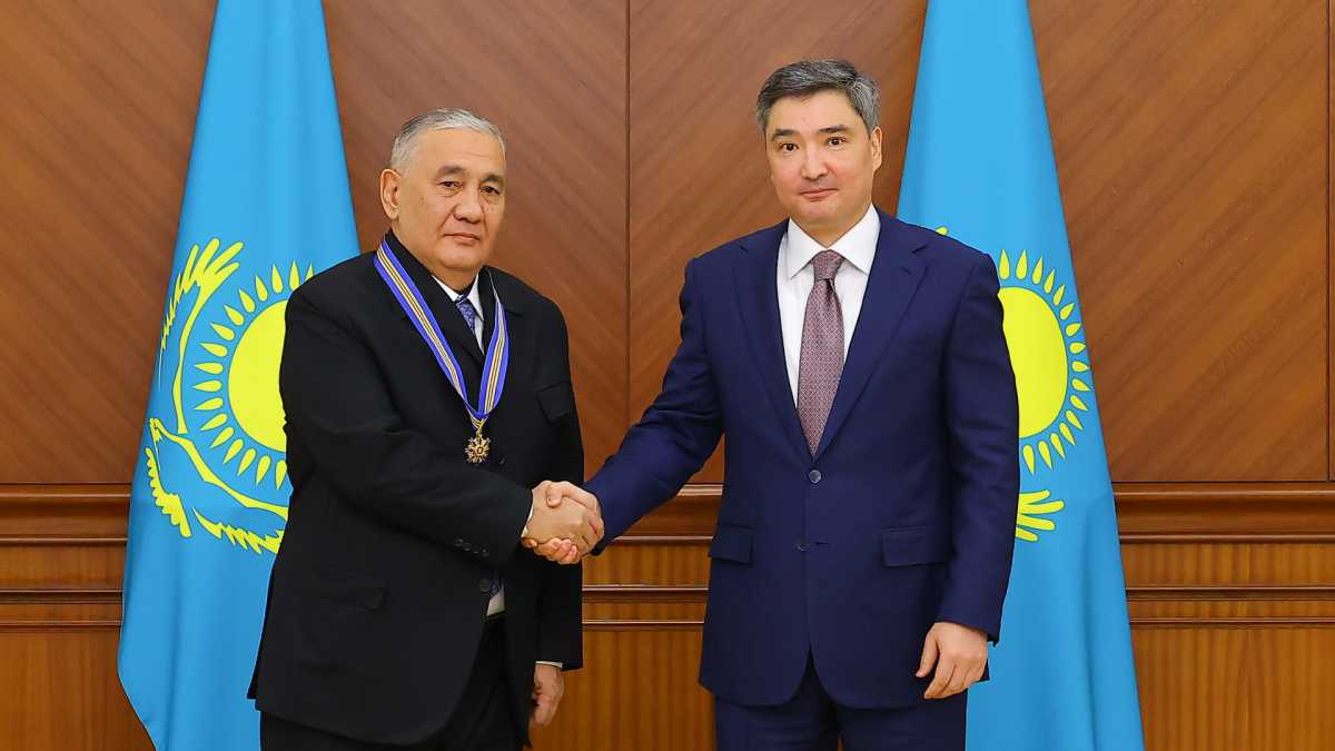 Олжас Бектенов Республика күні қарсаңында Президент атынан мемлекеттік наградаларды табыс етті