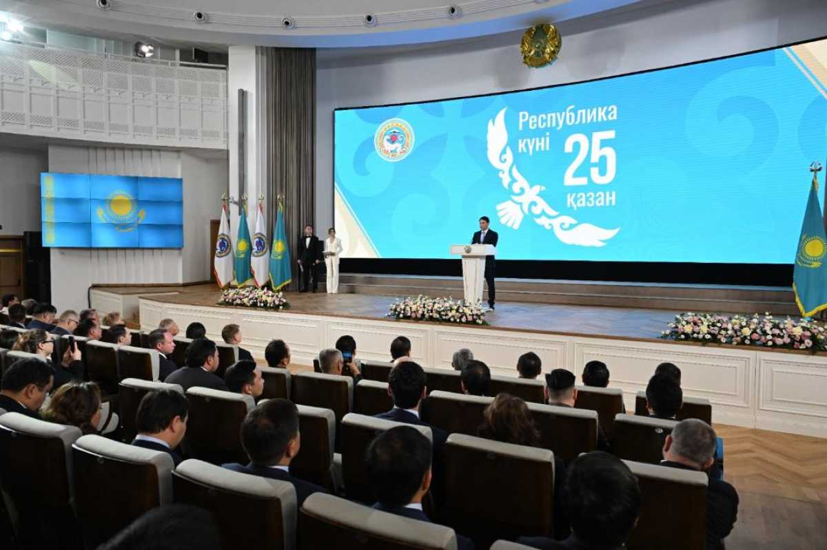 Дархан Сатыбалды Республика күніне орай Мемлекет басшысының атынан алматылықтарға мемлекеттік наградалар табыстады