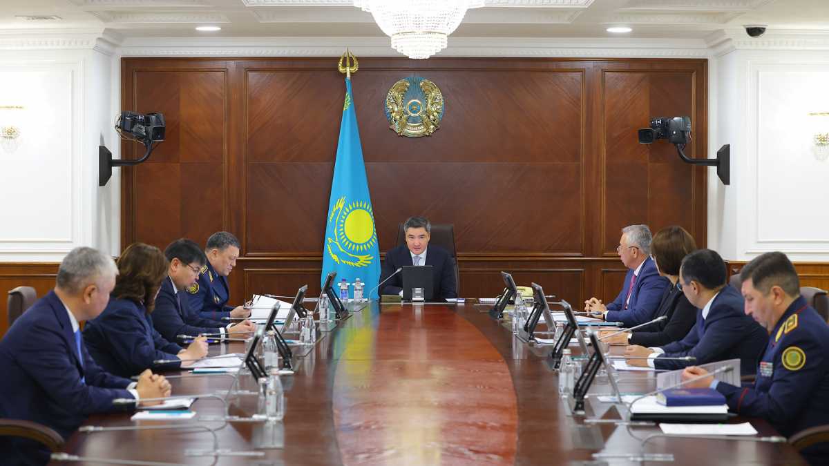 Олжас Бектенов құқық бұзушылықтардың алдын алу және алкогольдің заңсыз айналымына қарсы күрес шараларын күшейтуді тапсырды
